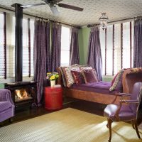 mooi decor van het appartement in violet kleurenbeeld