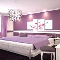 светъл интериор на спалнята в лилава картина