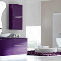 ярък дизайн на апартамент в виолетова цветна картина