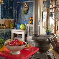 ryškios boho stiliaus virtuvės dekoro nuotrauka