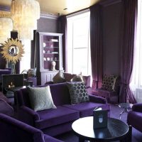 stil neobișnuit de dormitor în imagine de culoare violet
