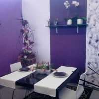 ryškus virtuvės dekoras purpurinės spalvos nuotraukoje