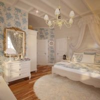 neparasts guļamistabas dekors Provences stila fotoattēlā