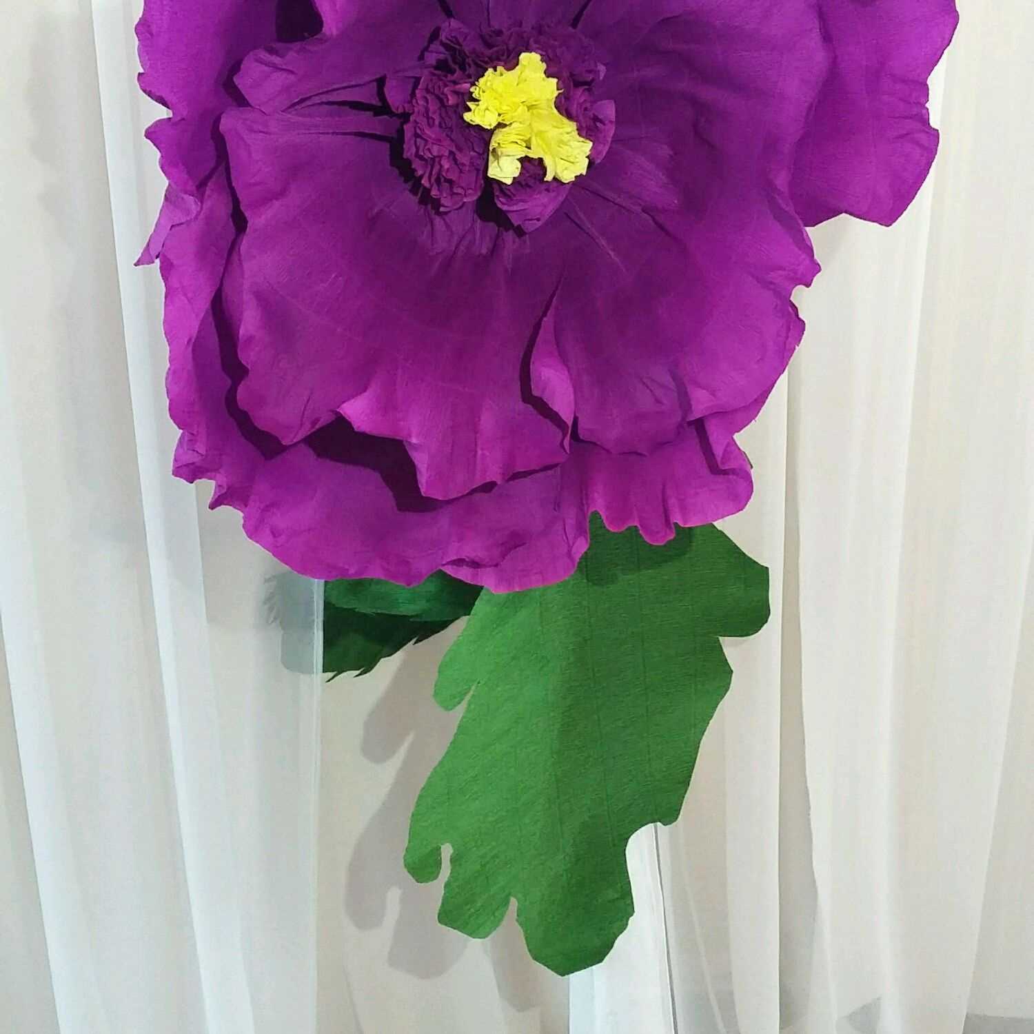 vícebarevné papírové květiny v designu haly