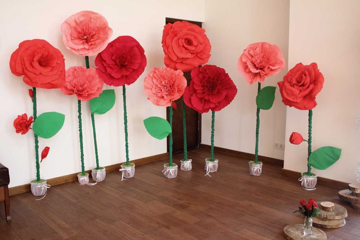 červené papírové květiny na fasádě slavnostního sálu