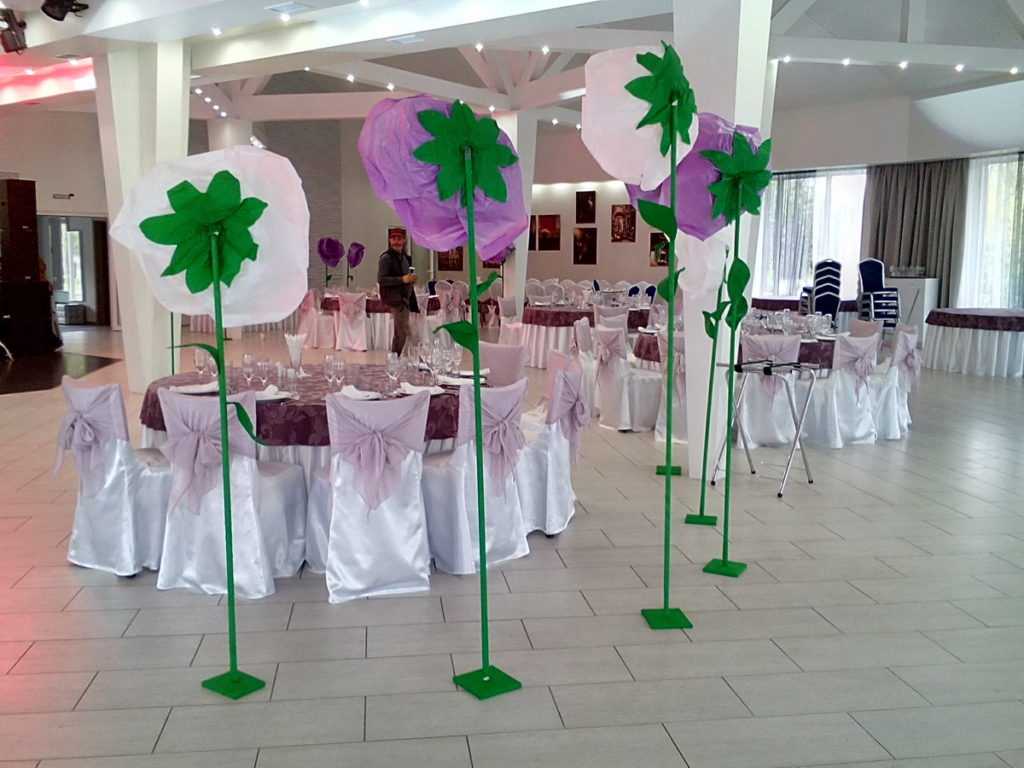 růžové papírové květiny v designu haly