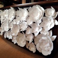 balti papīra ziedi svētku zāles attēla dekorā