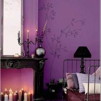 gaišs dzīvokļa stils violetas krāsas fotoattēlā