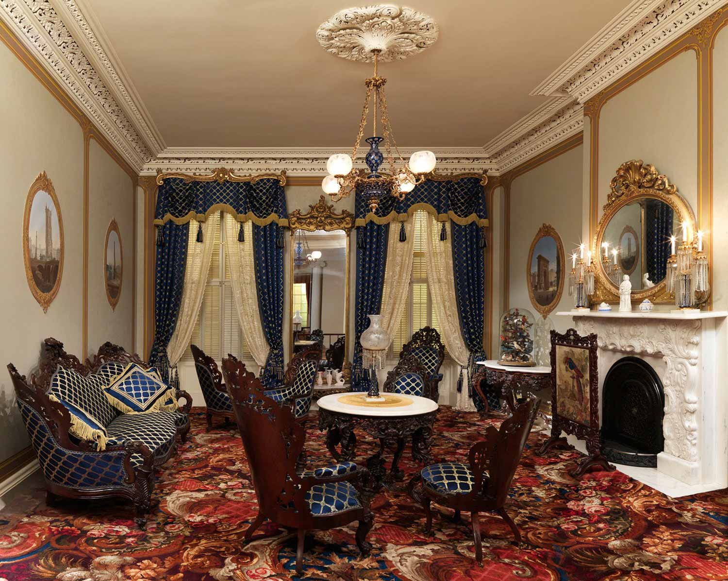 neobvyklý barokní design ložnice