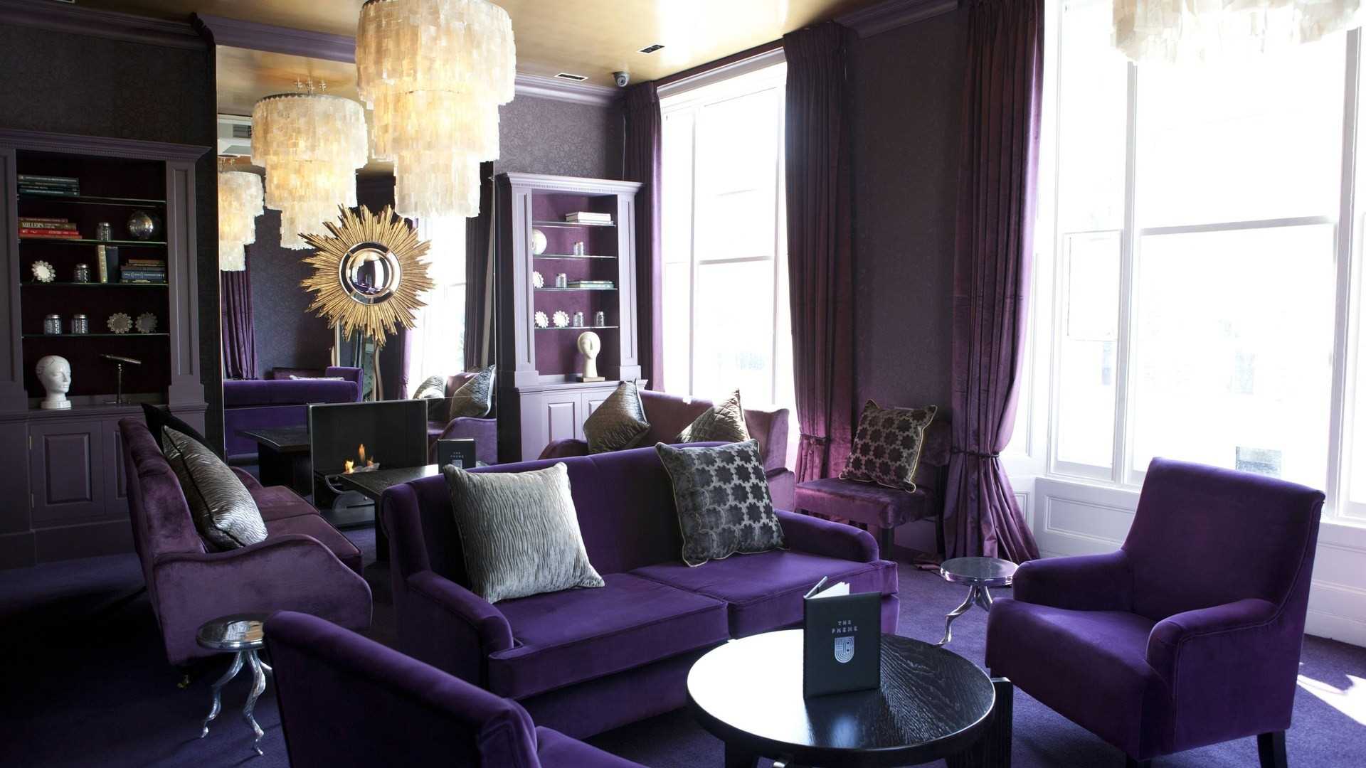 neįprastas gyvenamojo kambario stilius purpurine spalva