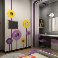светъл дизайн на коридор в лилаво снимка