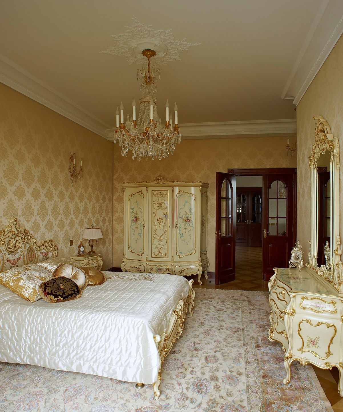 ryškus baroko stiliaus gyvenamojo kambario dizainas