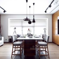 šviesaus palėpės stiliaus gyvenamojo kambario dizainas