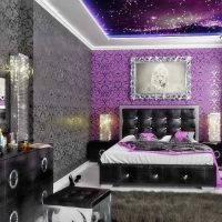 gaya apartmen yang terang dalam foto ungu
