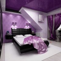 neįprastas gyvenamojo kambario dekoras purpurinėje nuotraukoje
