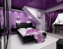 ongebruikelijke inrichting van de woonkamer in paarse foto