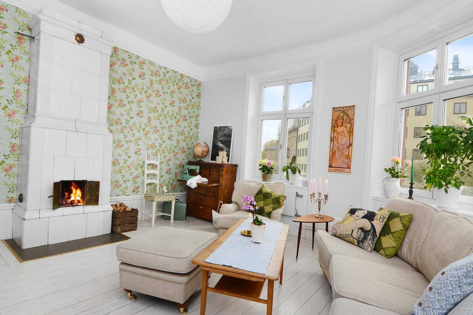 gaišs zviedru stila dzīvokļa interjers