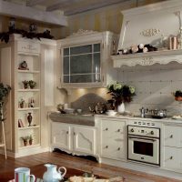 gaišs virtuves dekors provences stilā