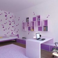 ongebruikelijk appartementontwerp in paarse kleurenfoto