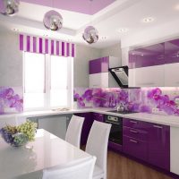 lichte slaapkamerstijl in paarse foto