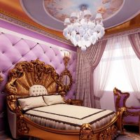 skaists baroka stila viesistabas dekoru attēls
