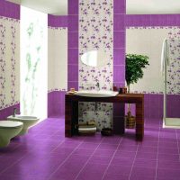 gaišs dzīvokļa interjers violetas krāsas fotoattēlā