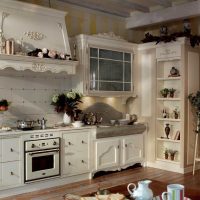 neįprastas virtuvės interjeras Provanso stiliaus nuotraukoje