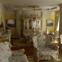gaišā baroka stila virtuves interjera foto