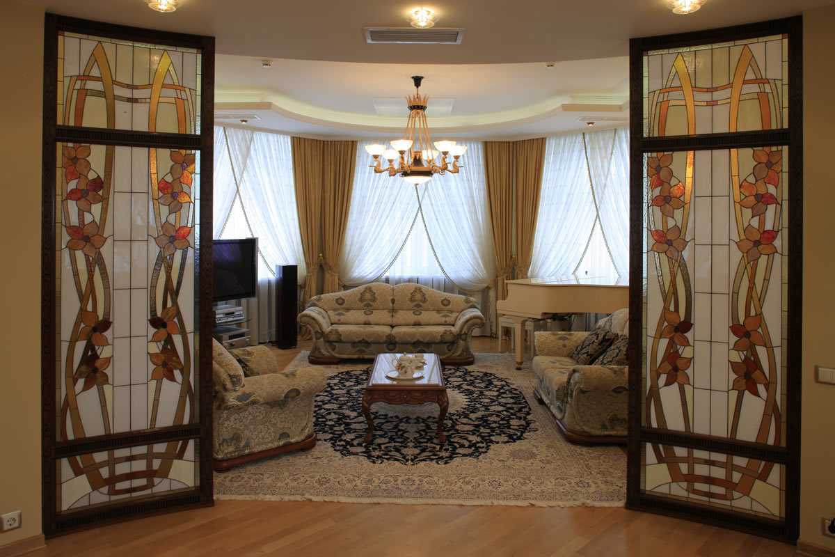 malované mozaikové okno v designu obývacího pokoje