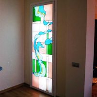melukis tingkap kaca berwarna dalam gaya gambar ruang tamu