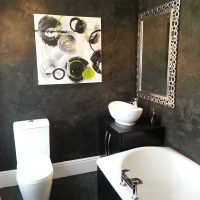 ideea de tencuială decorativă colorată în interiorul imaginii din baie