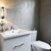 a gyönyörű dekoratív vakolat elképzelése a fürdőszoba képének belső részén