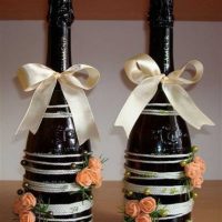 فكرة زخرفة جميلة من زجاجات الشمبانيا مع صورة خيوط