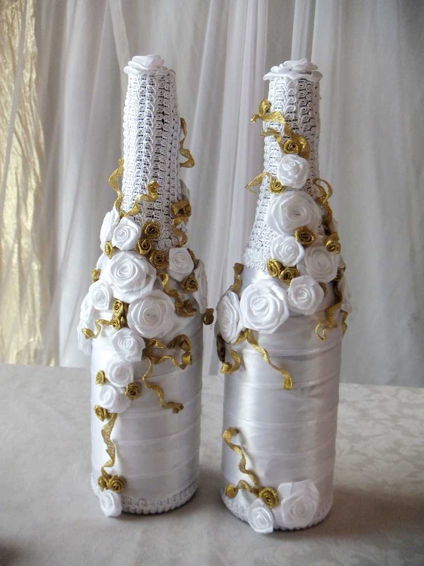 ideea de decorare strălucitoare a sticlelor de șampanie cu sfoară