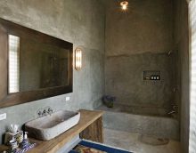 optie van heldere decoratieve pleister in het decor van de badkamer foto