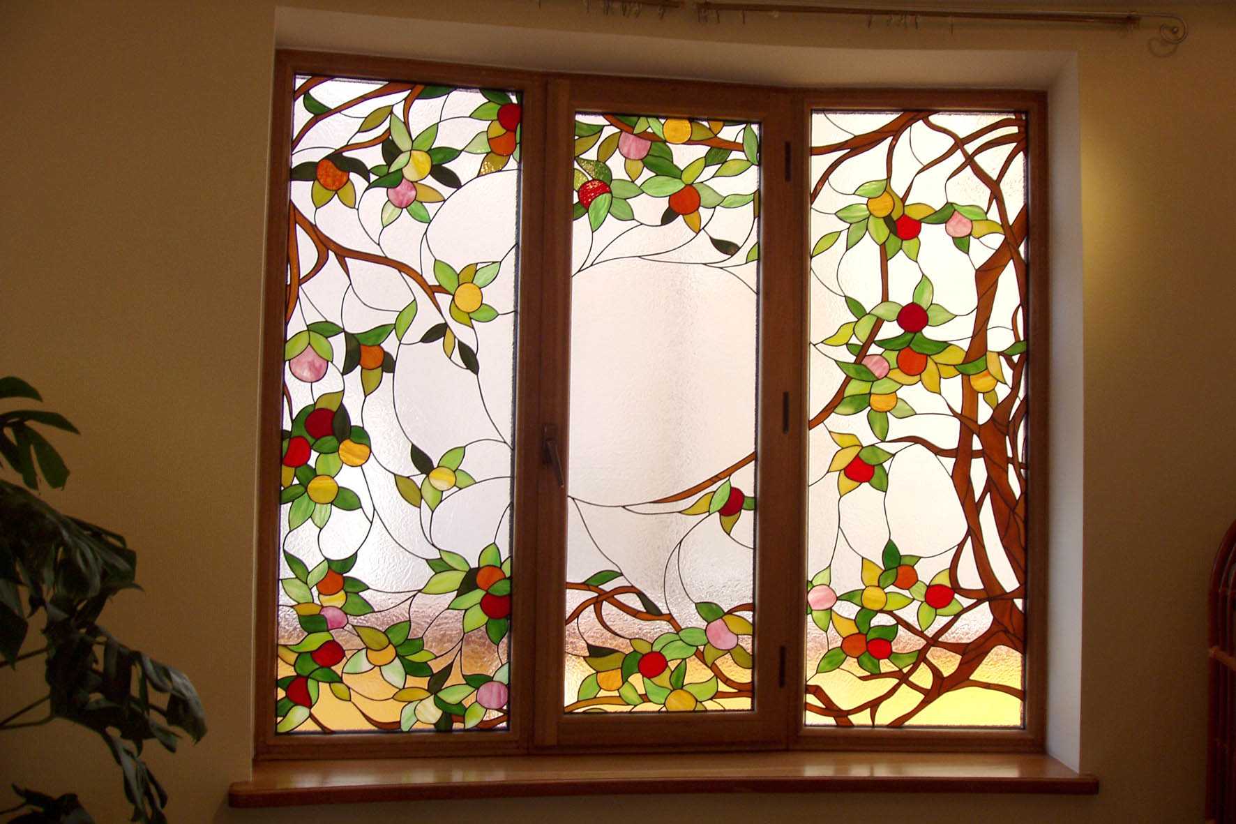 pískované okno z barevného skla v interiéru ložnice