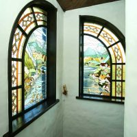 نافذة من الزجاج الملون المطلي بالرمل في تصميم صورة الغرفة
