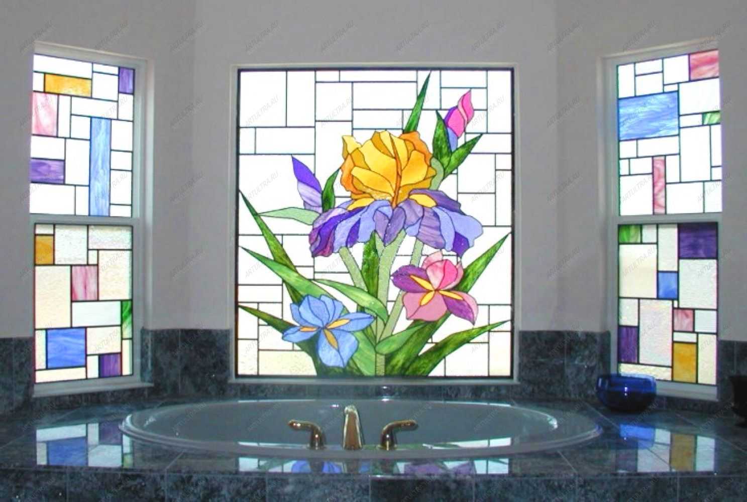 vitraž s vitražom u dekoru dnevne sobe
