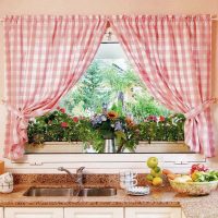 лека декорация на прозорци със завеси снимка