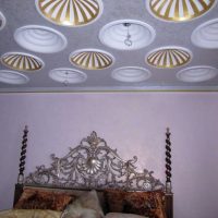 lagana stropna dekoracija s dodatnim svjetlom fotografije