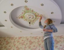 ярка декорация на тавана с допълнителна светлинна картина