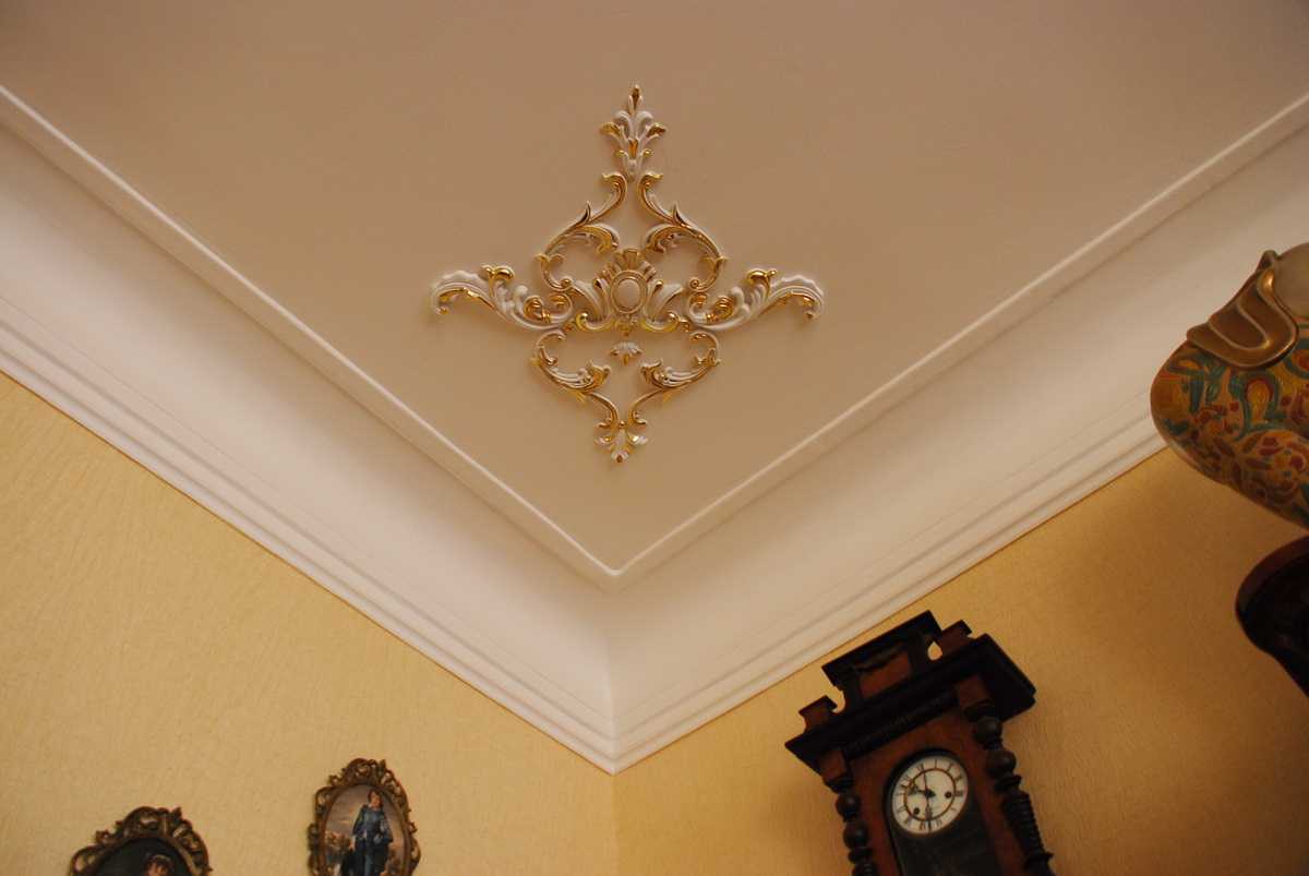 krásná dekorace stropu s příslušenstvím