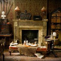 tamsios viktorijos stiliaus gyvenamojo kambario dekoro nuotrauka