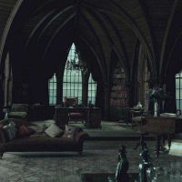 spilgts dzīvokļa dizains gotiskā stila fotoattēlā