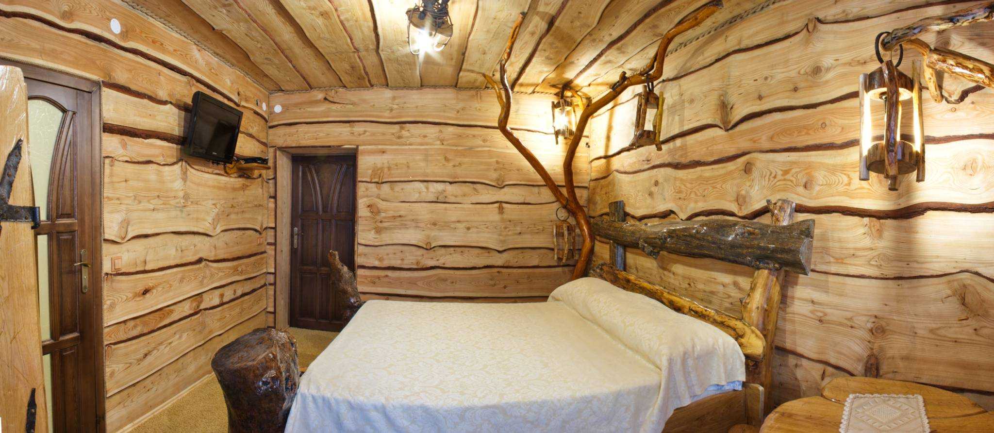 design ușor dormitor cu scânduri vechi