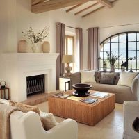 neparasts dzīvojamās istabas dizains grieķu stila attēlā