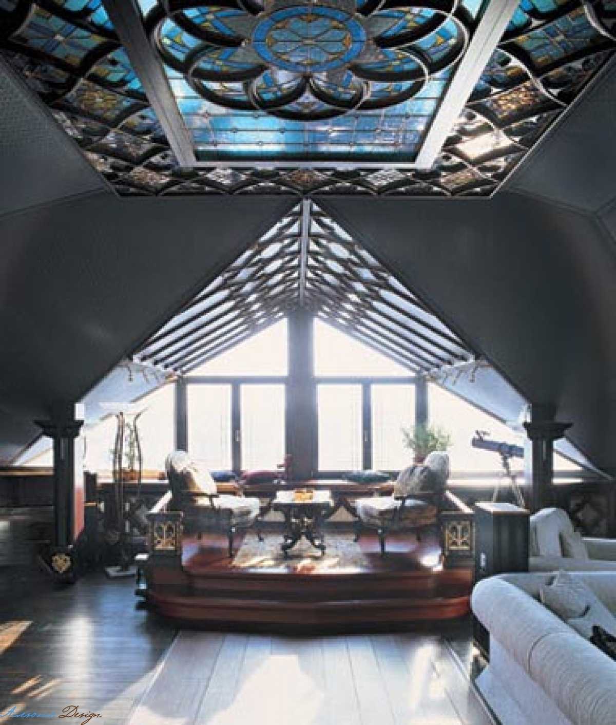 neobvyklý design místnosti v gotickém stylu