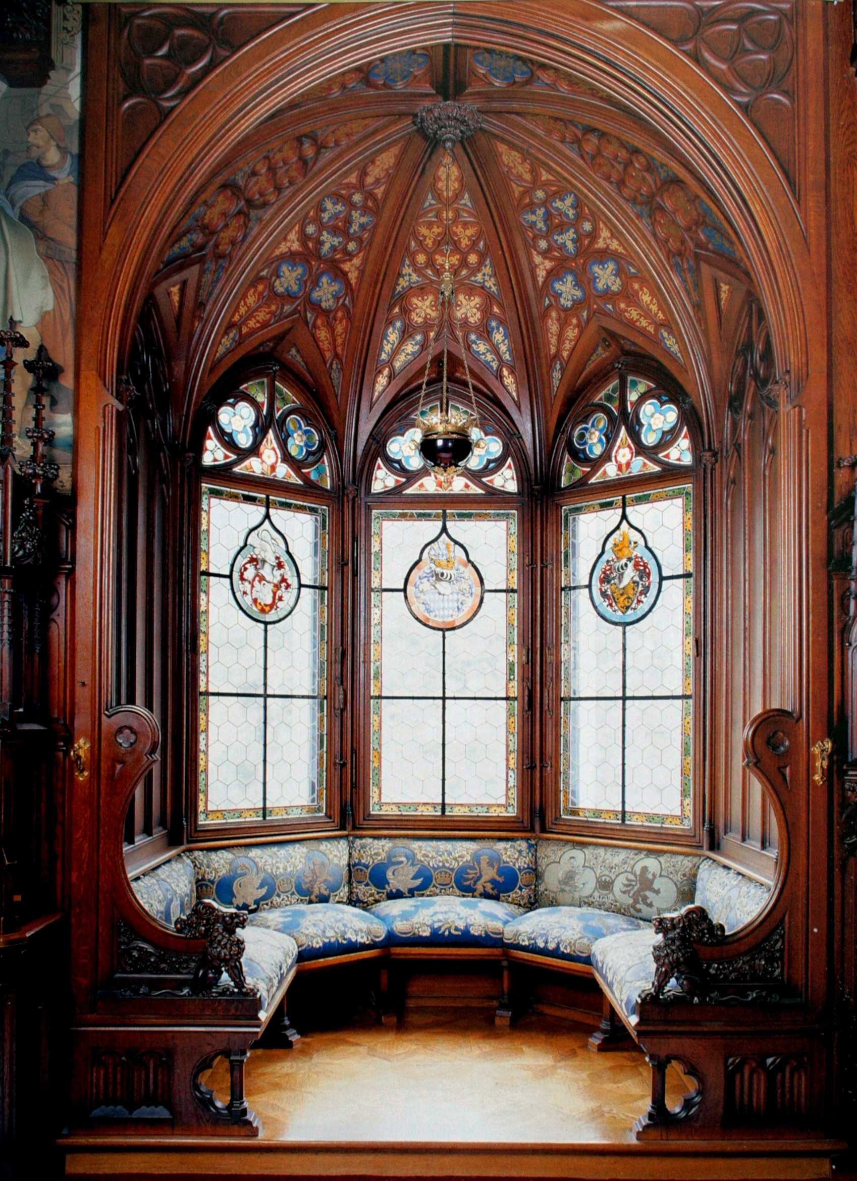 ryškus gotikinio stiliaus miegamojo interjeras