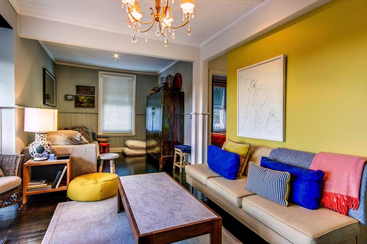 ongebruikelijke mosterd kleur appartement ontwerp
