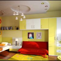 الداخلية غير عادية للشقة في الصورة الملونة الخردل
